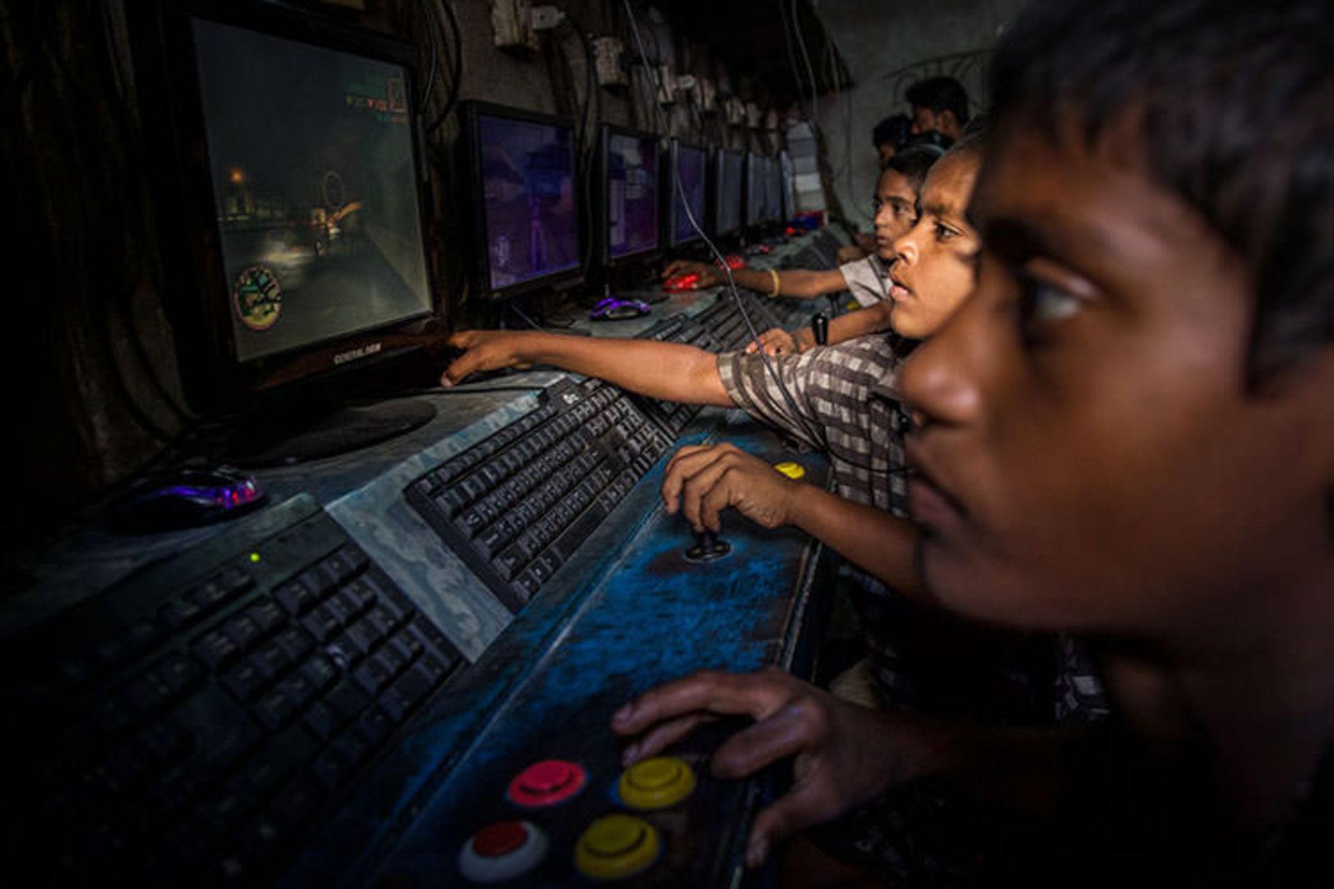 2014-12-gaming-in-dhaka