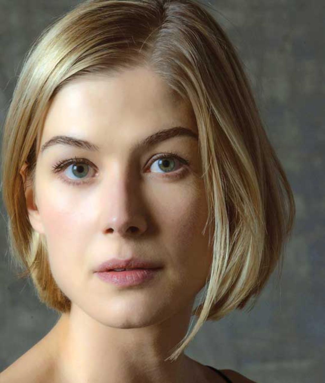 2015-01-best_actress_rosamund_dt