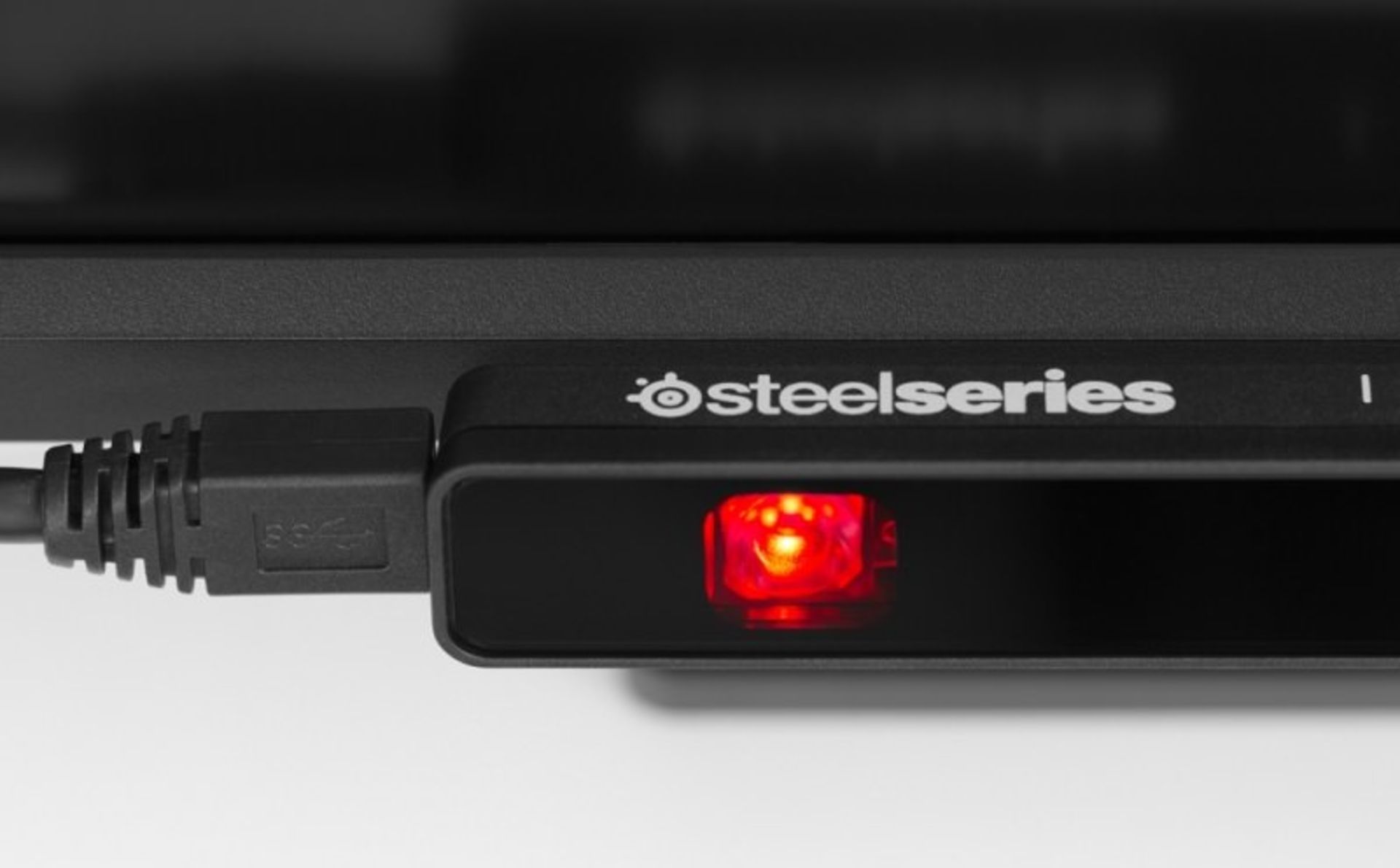 2015-01-steelseries-sentry-eye-tracker-2-800x496