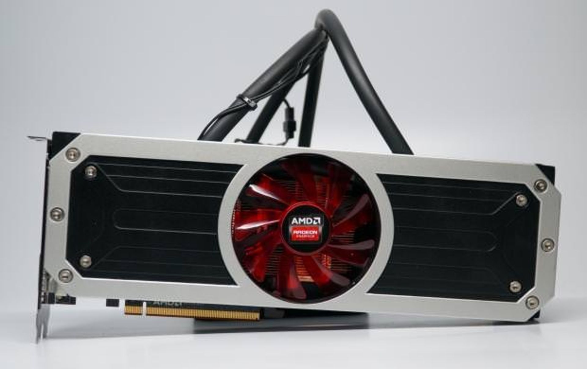 گونه‌ای از R9 390X با خنک کننده‌ی مایع عرضه خواهد شد