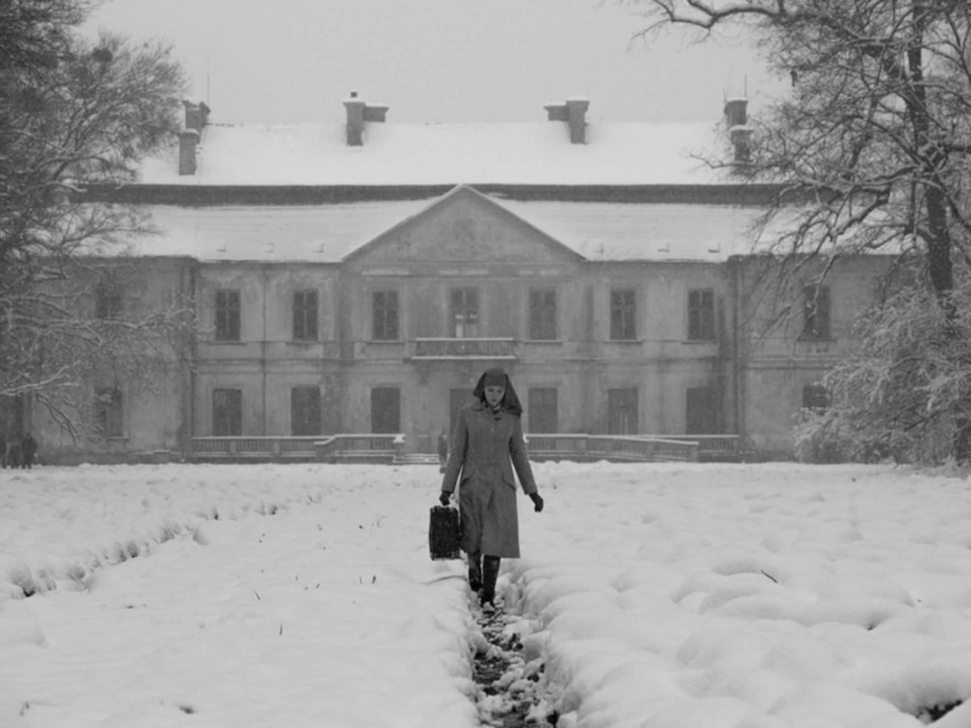 2015-04-ida-2013-004-ida-leaving-snowy-convent-with-suitcase