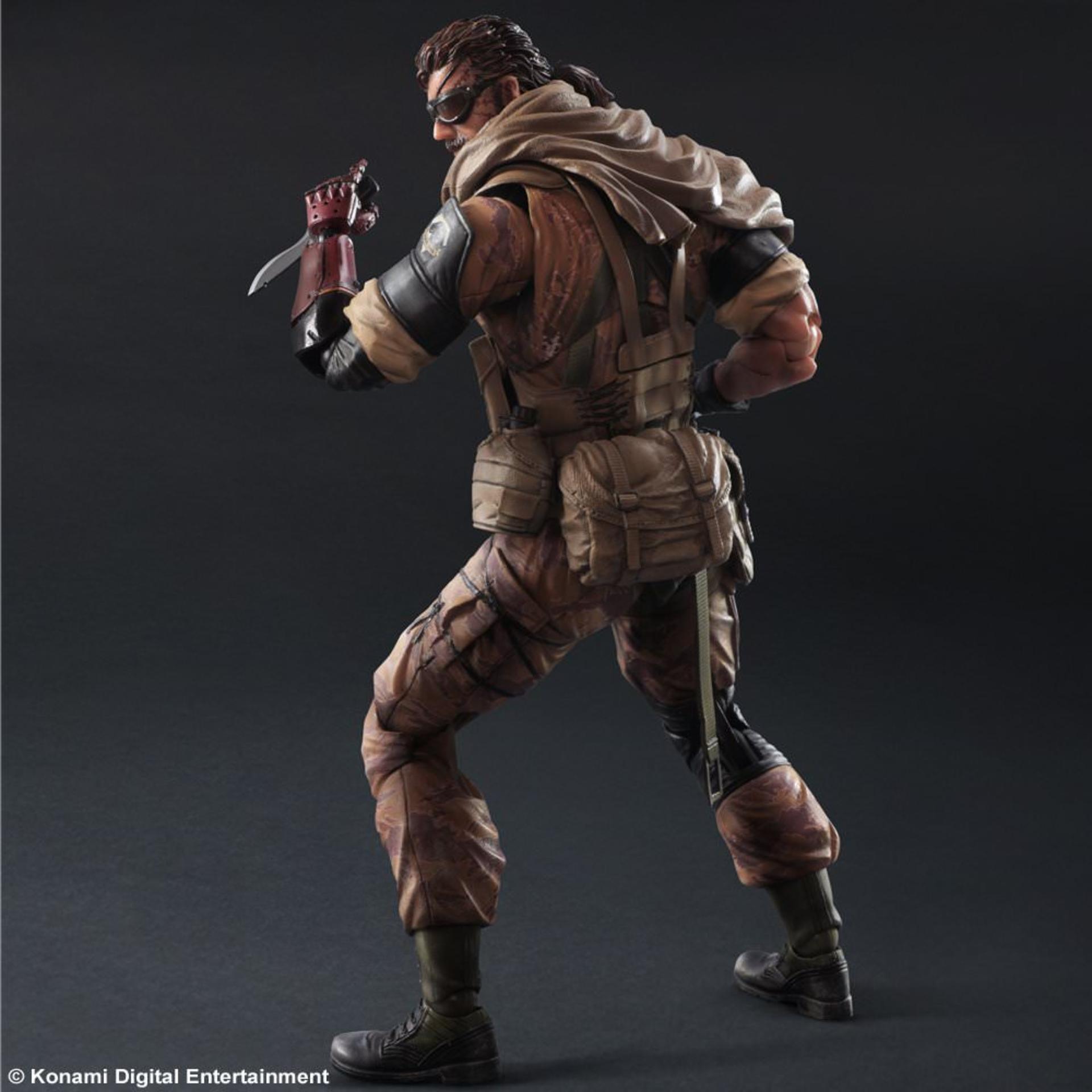 2015-04-play-arts-kai-mgsv-venom-snake-gold-tiger-004