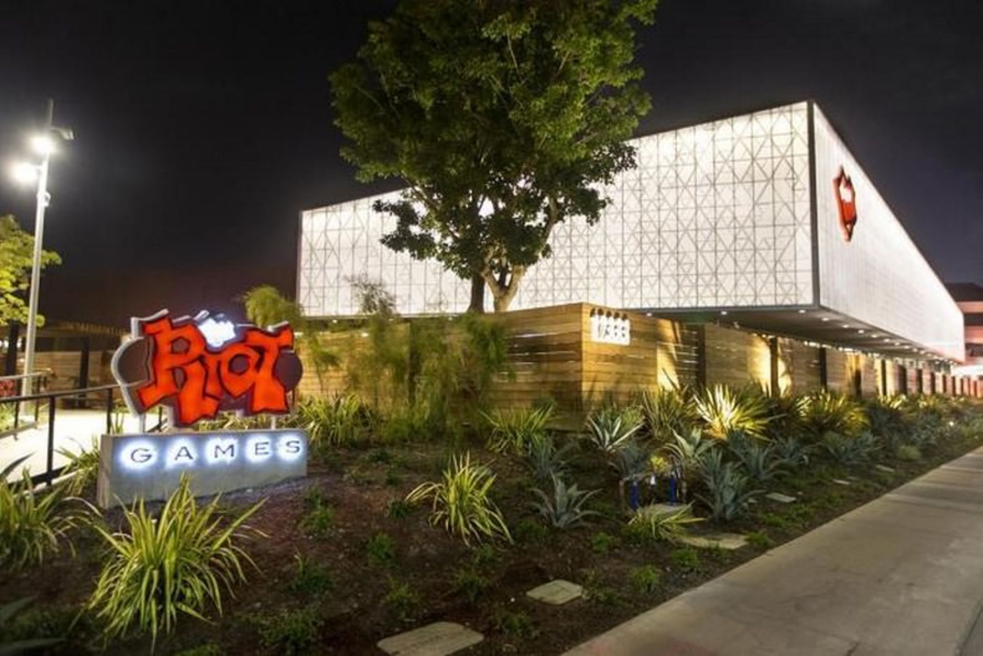 2015-04-riot-exterior-