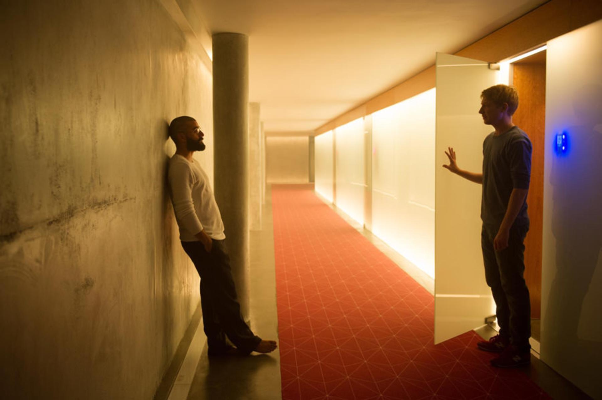 2015-06-still-of-oscar-isaac-and-domhnall-gleeson-in-ex-machina-2015-large-picture