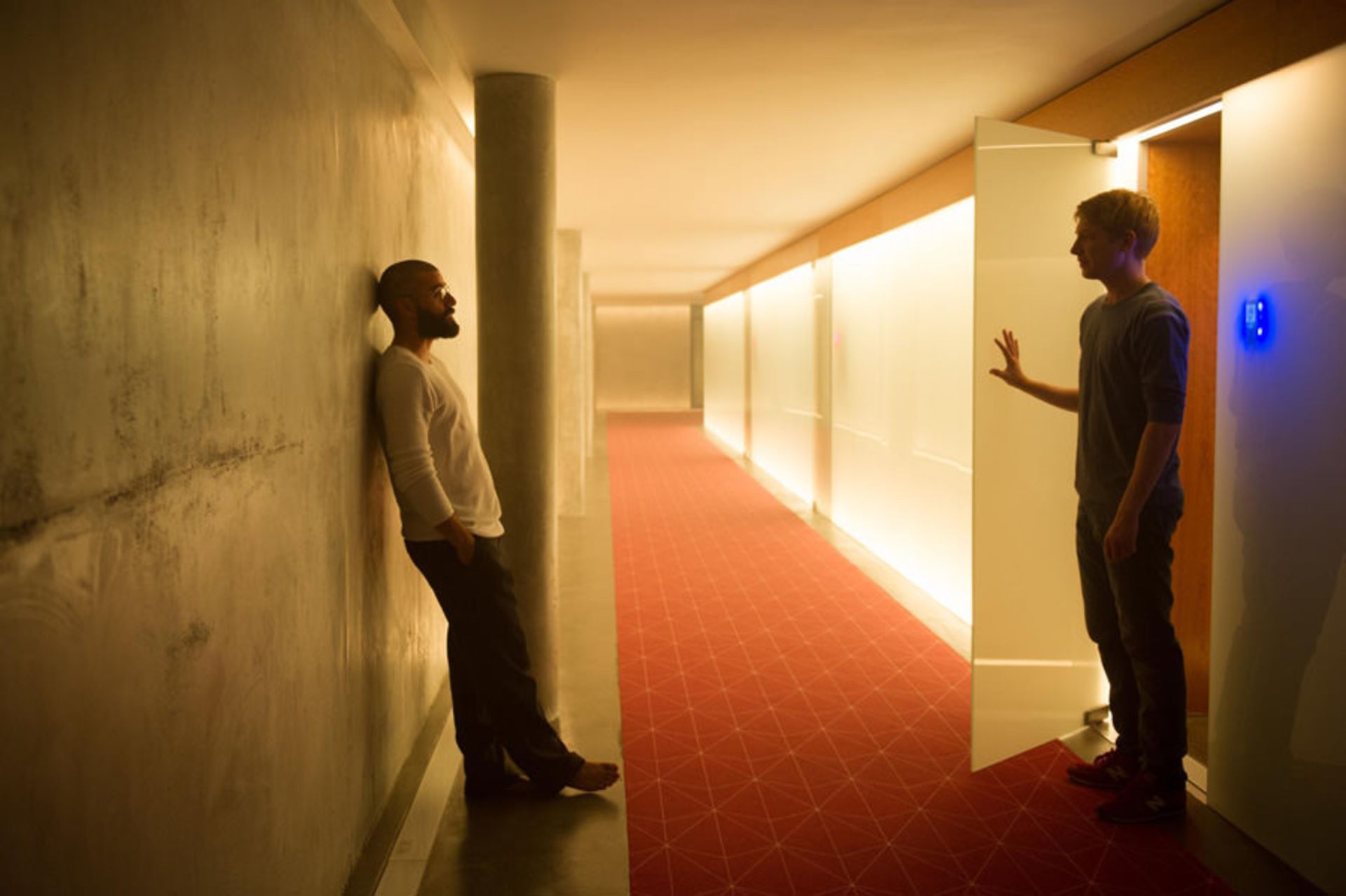2015-06-still-of-oscar-isaac-and-domhnall-gleeson-in-ex-machina-2015-large-picture