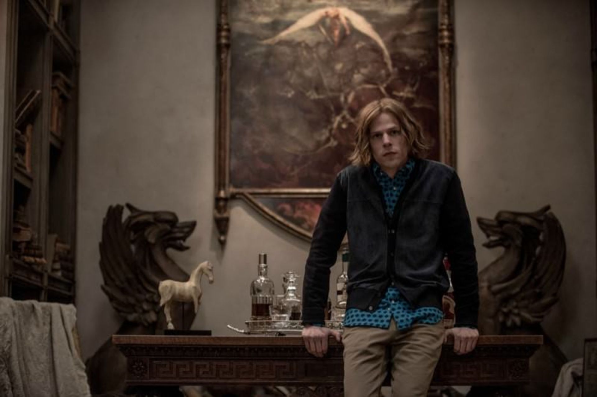 2015-07-batman-v-superman-movie-picture-still-lex-luthor-jesse-eisenberg-800x532