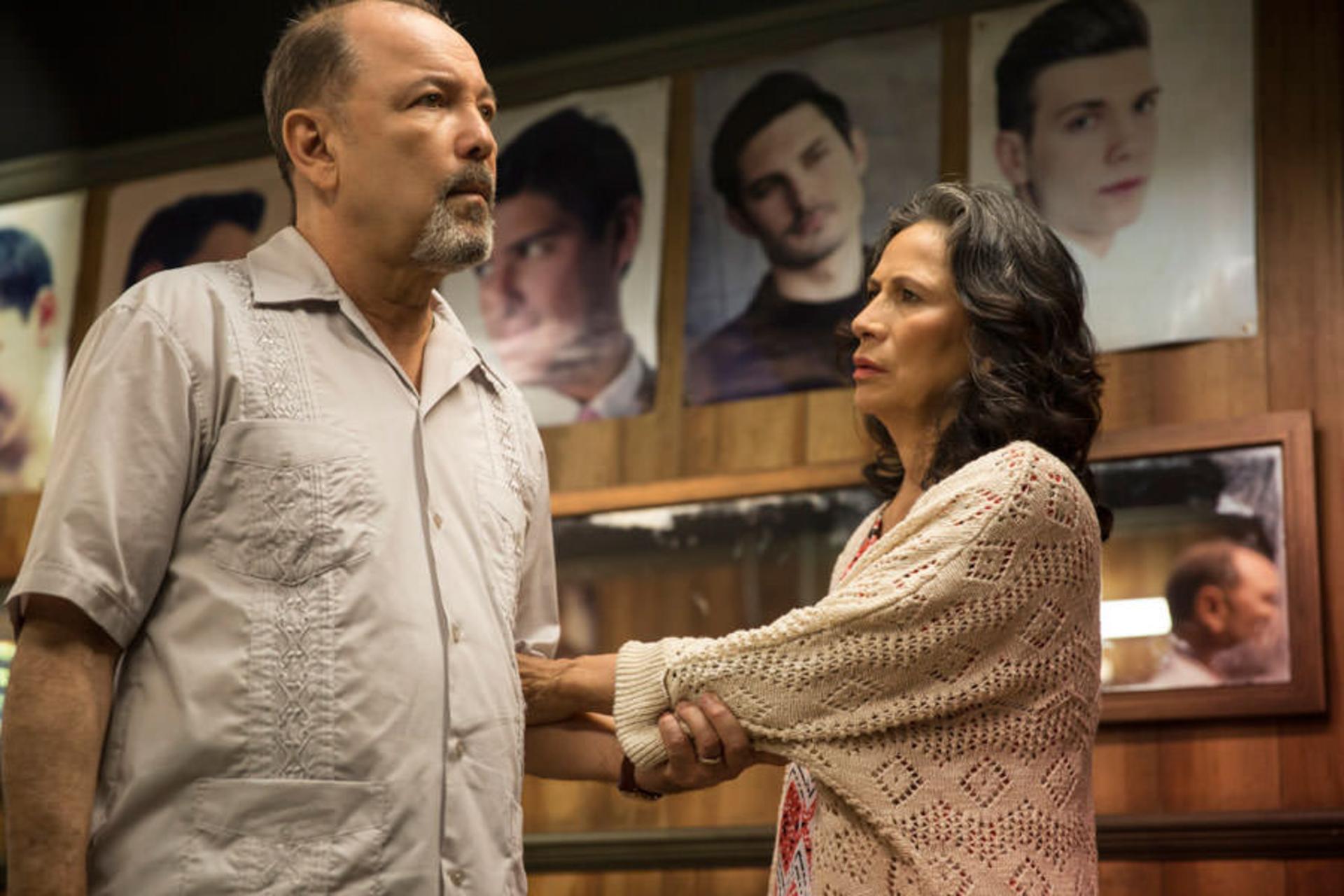2015-07-fear-the-walking-dead-daniel-griselda-salazar