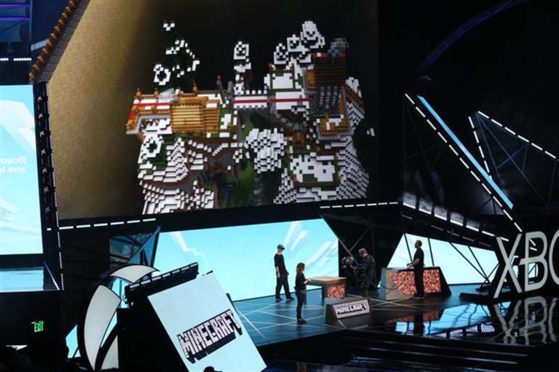 2015-07-minecraft-e3-hololens