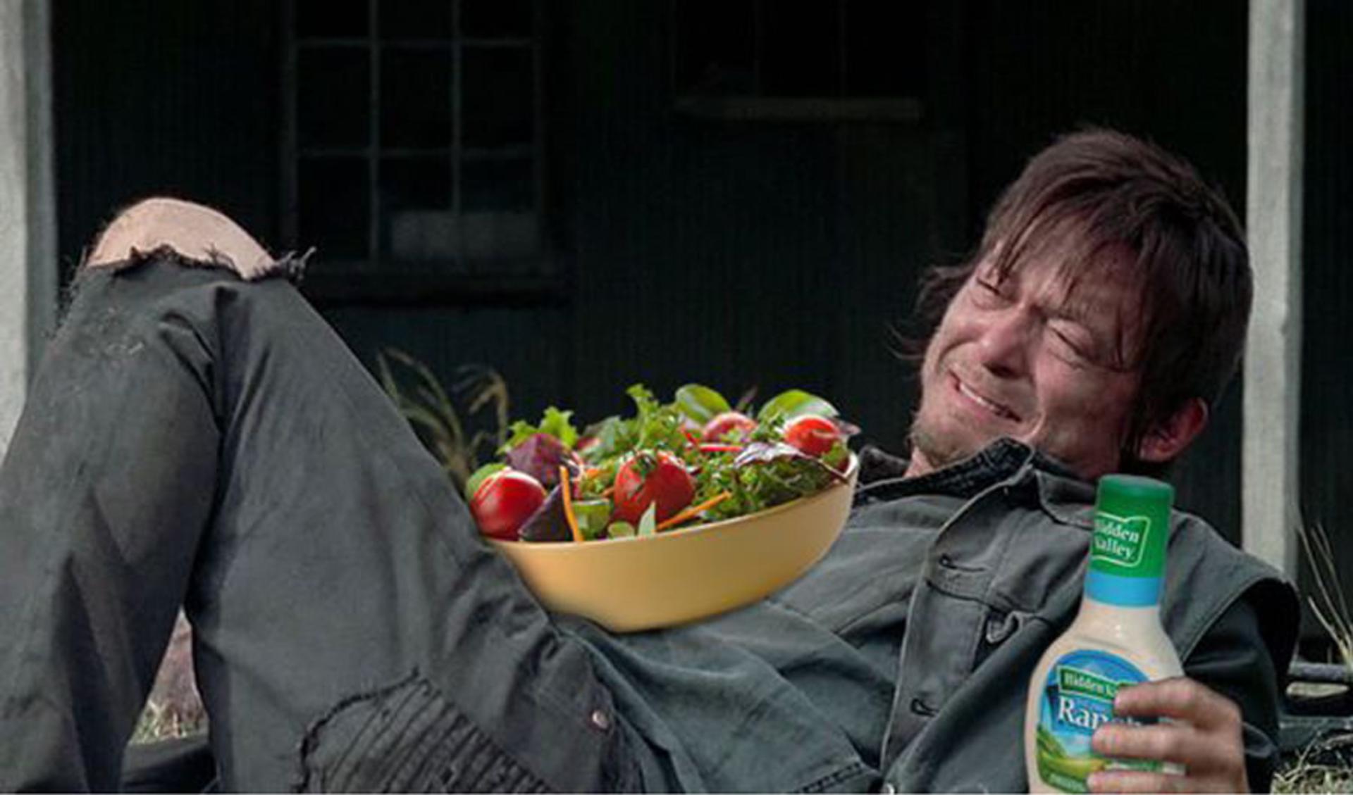 2015-08-daryl-laughing-alone-with-salad