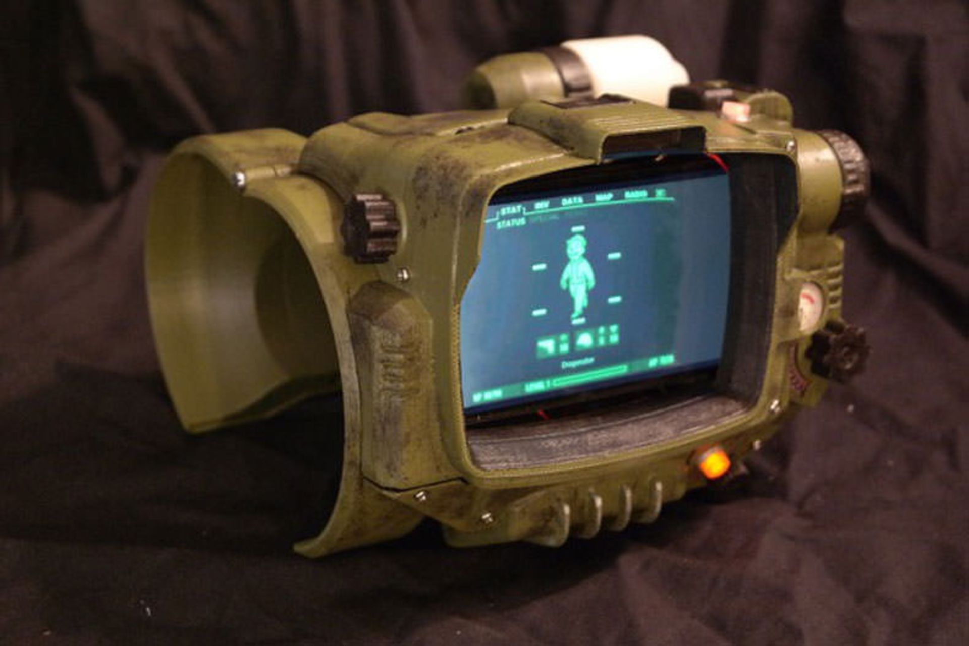 2015-08-fallout-4-pipboy-edition1