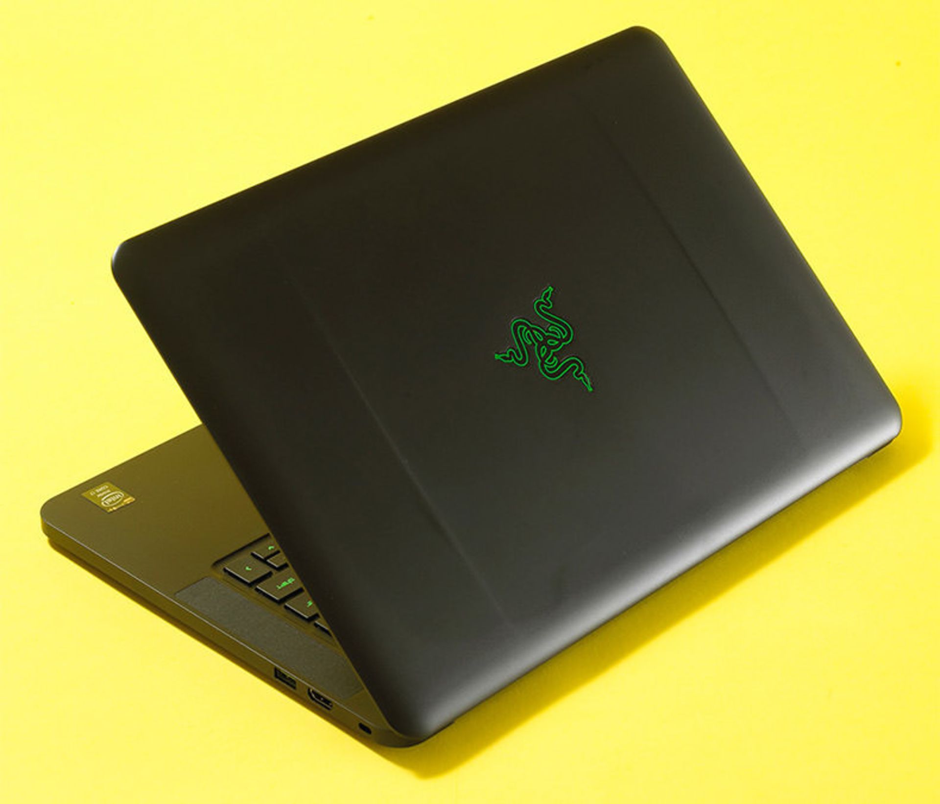 2015-08-razer-blade-2-1
