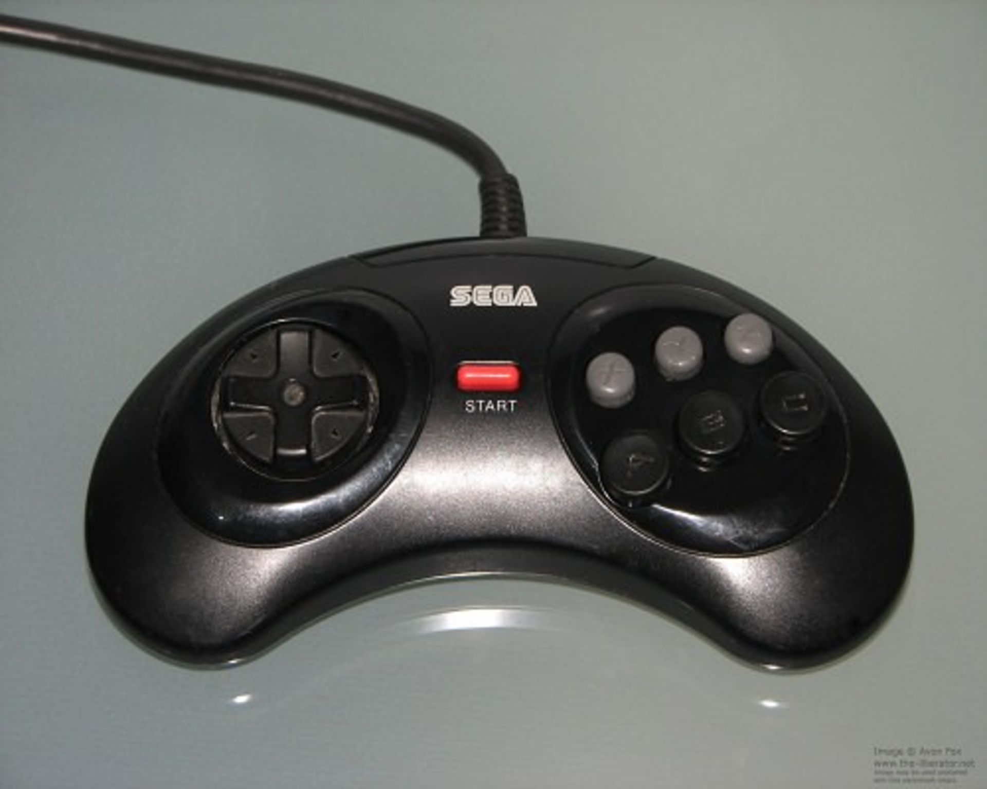 2015-09-sega-mega-drive-ii-6-six-button-controller-001