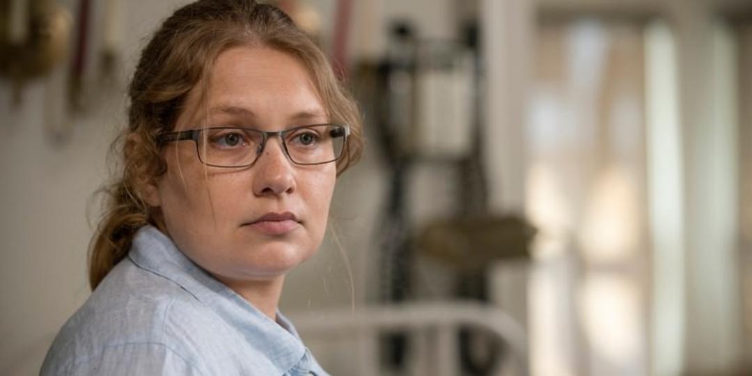 2015-10-merritt-wever-in-the-walking-dead-season-6-episode-2