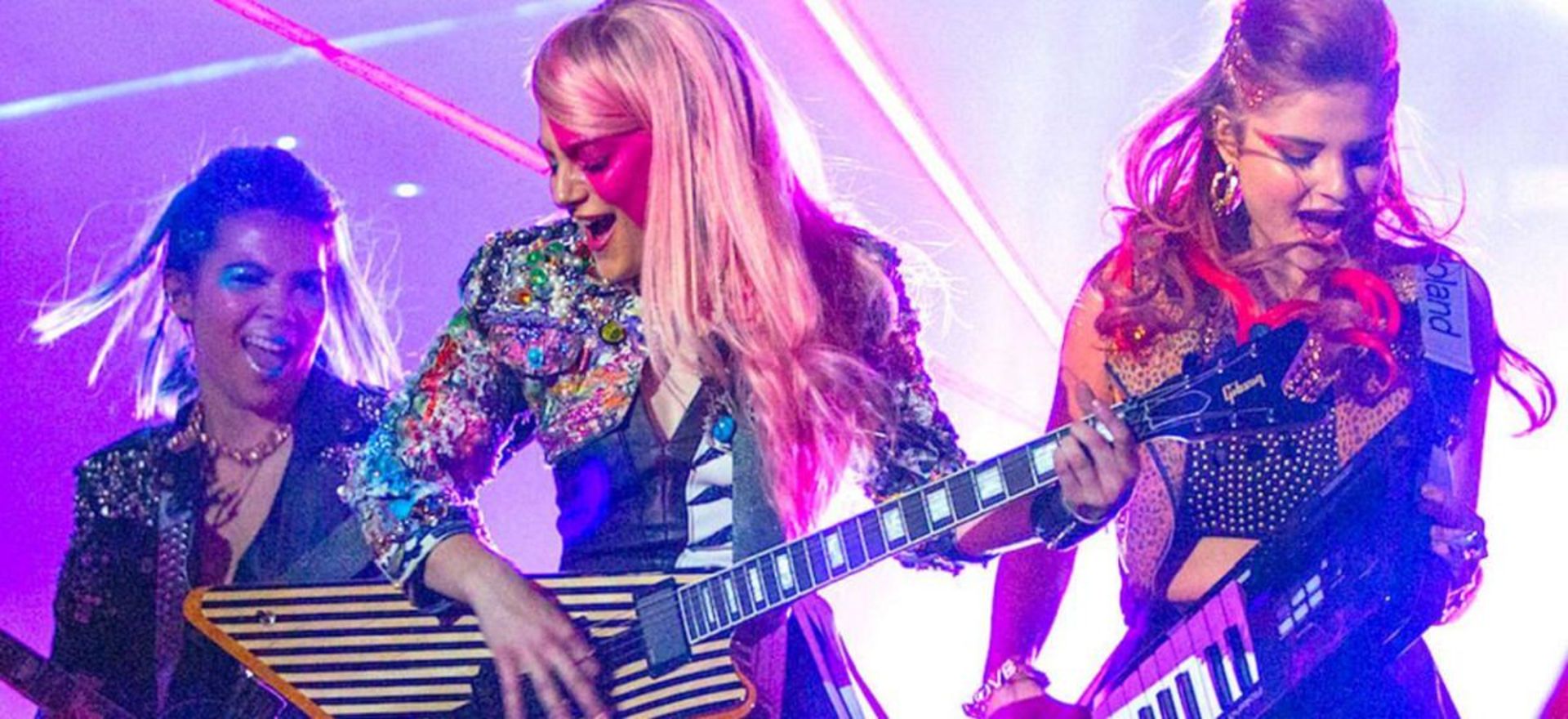 2015-12-jem-and-the-holograms