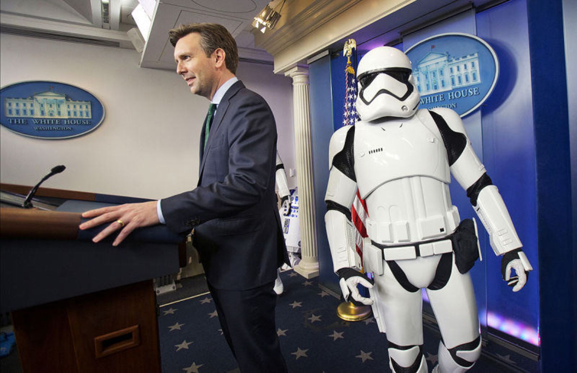 2015-12-star-wars-white-house-ii