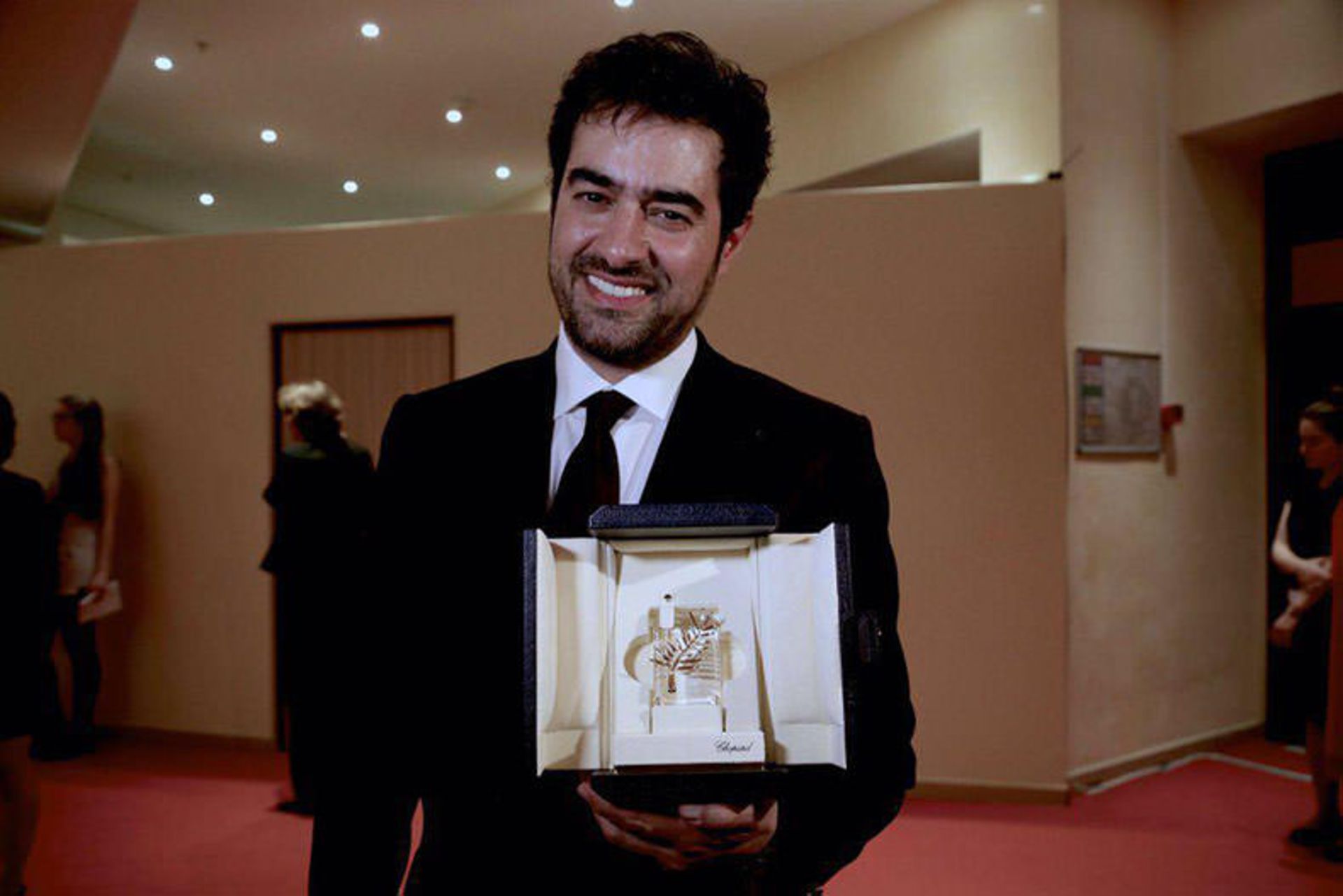 2016-05-shahab-hosseini-best-actor-cannes-2016