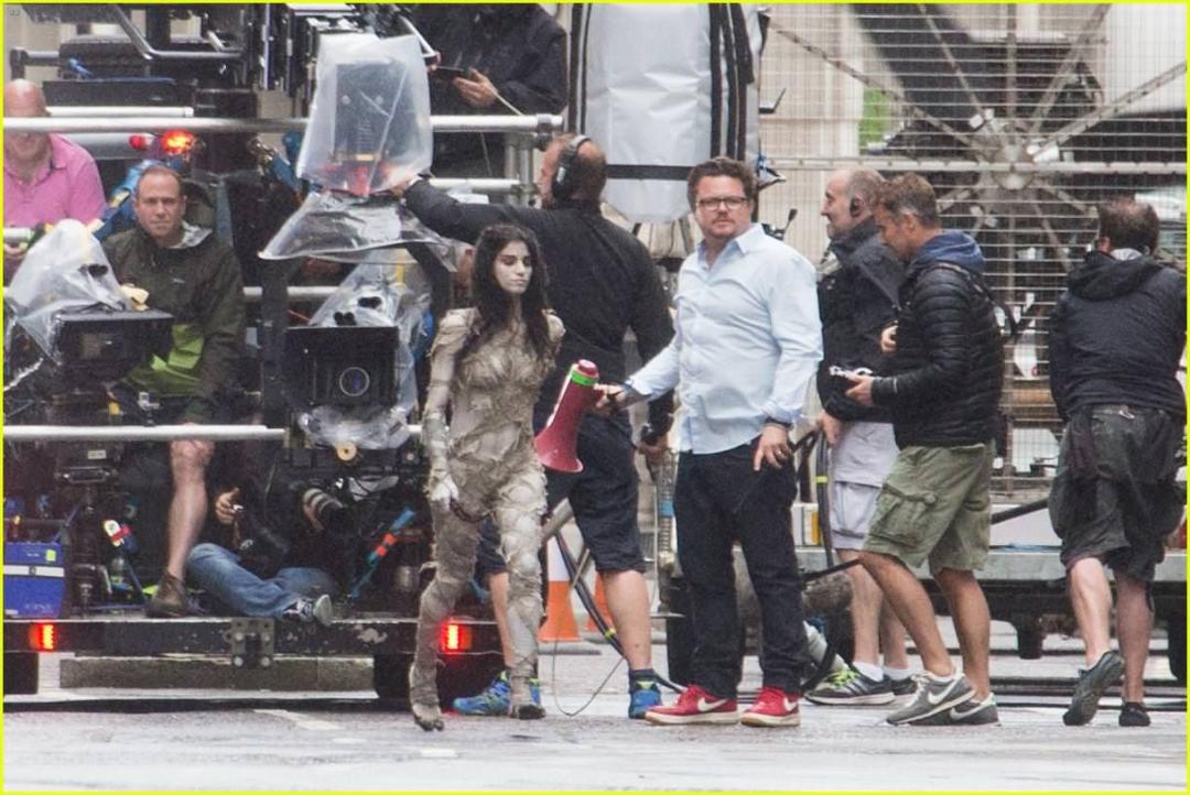 2016-07-sofia-boutella-films-the-mummy-in-full-costume-makeup-01