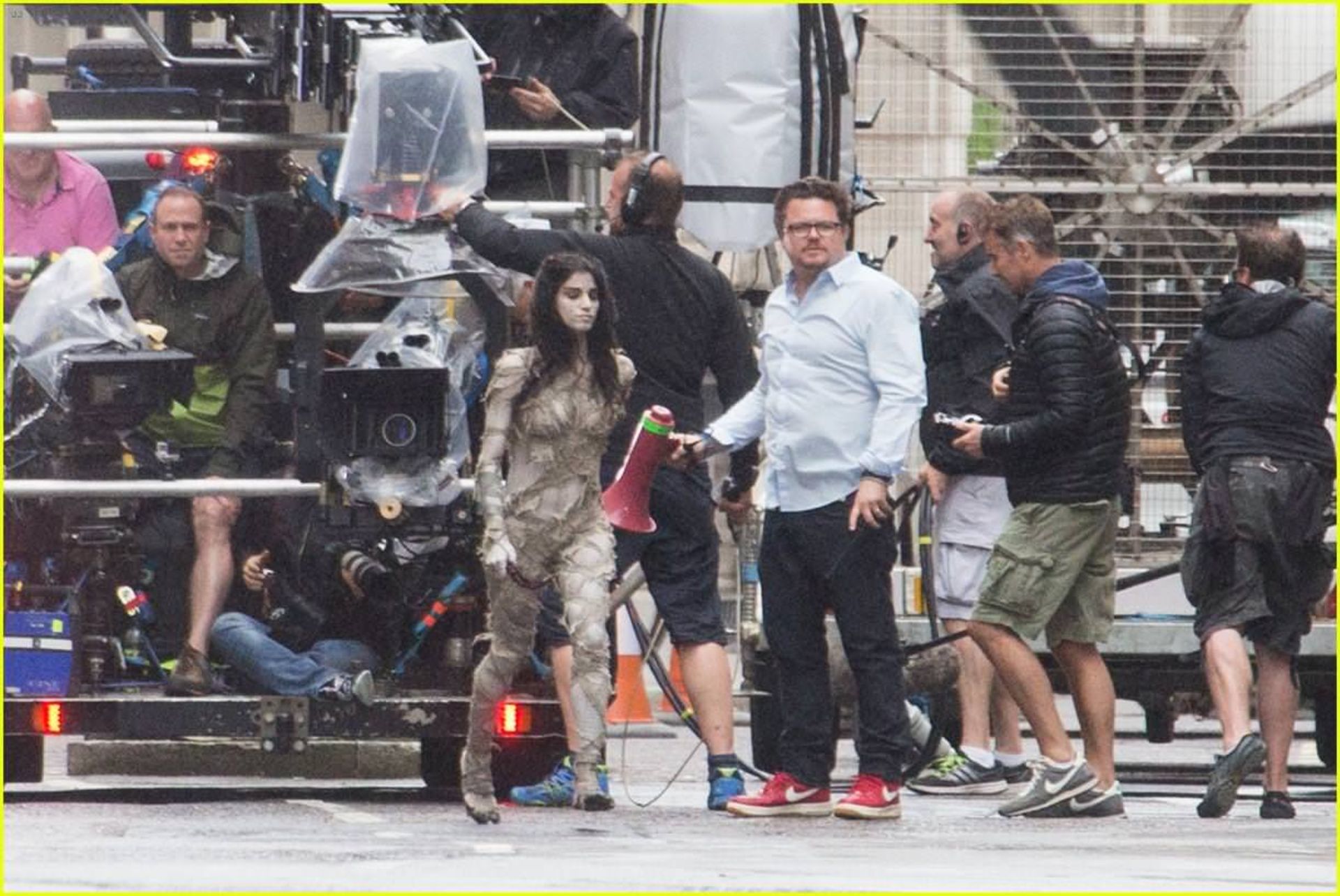 2016-07-sofia-boutella-films-the-mummy-in-full-costume-makeup-01