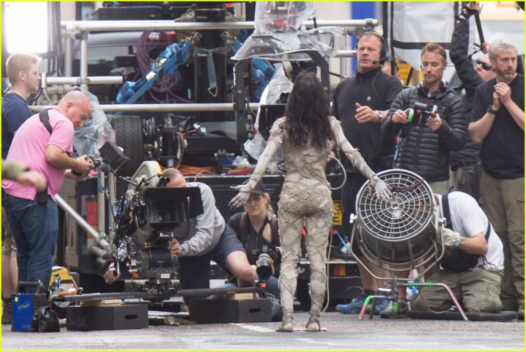 2016-07-sofia-boutella-films-the-mummy-in-full-costume-makeup-02