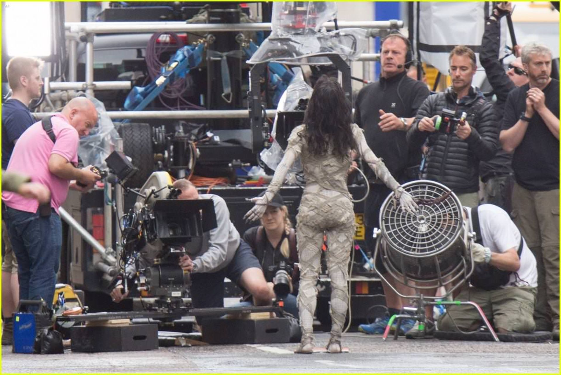 2016-07-sofia-boutella-films-the-mummy-in-full-costume-makeup-02