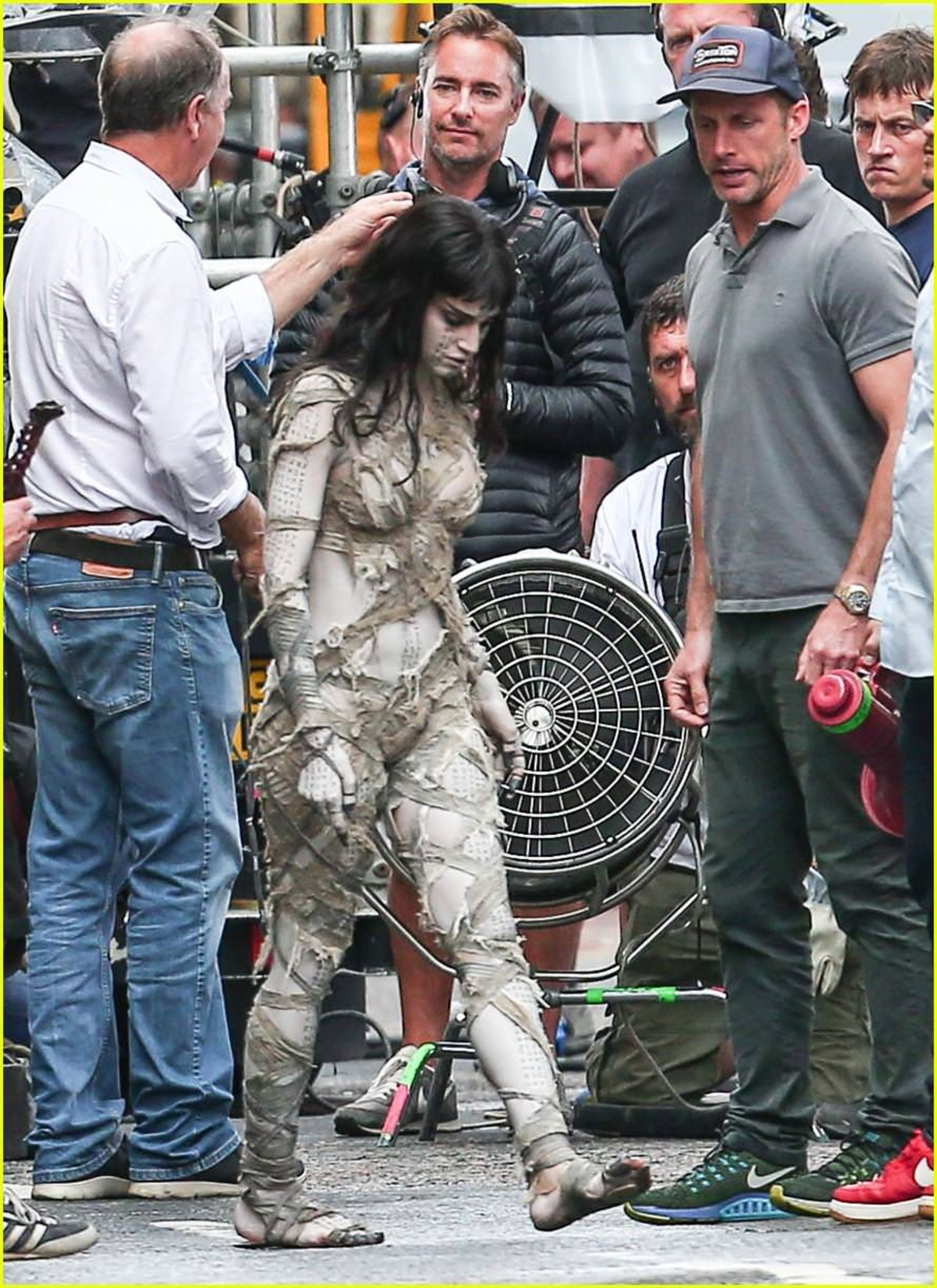 2016-07-sofia-boutella-films-the-mummy-in-full-costume-makeup-04