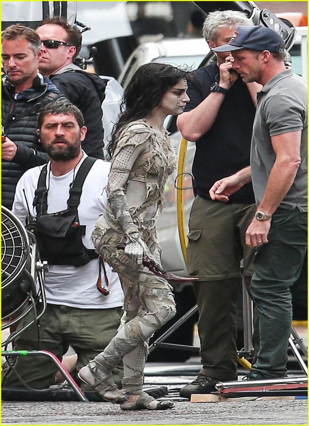 2016-07-sofia-boutella-films-the-mummy-in-full-costume-makeup-05