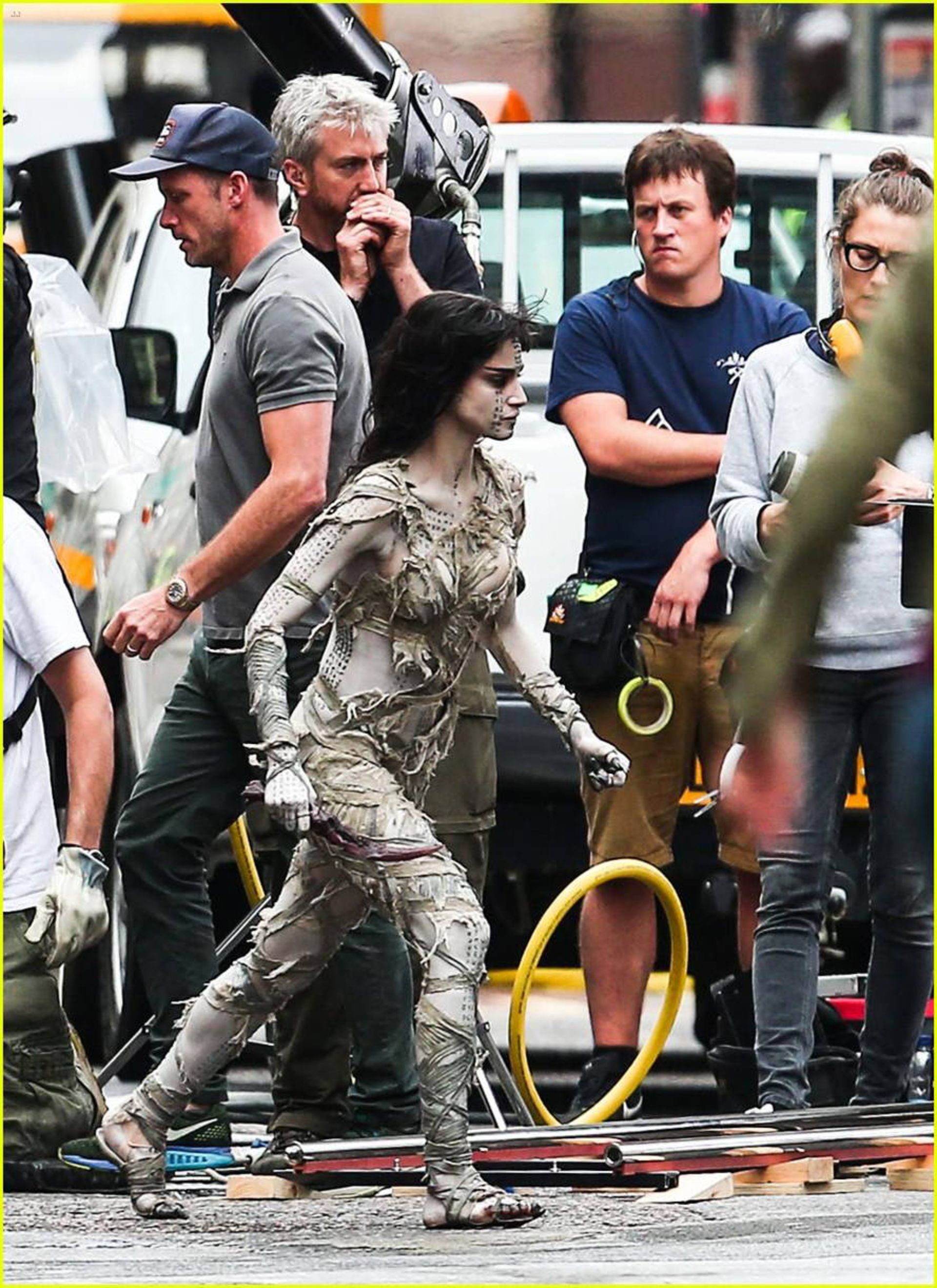2016-07-sofia-boutella-films-the-mummy-in-full-costume-makeup-06
