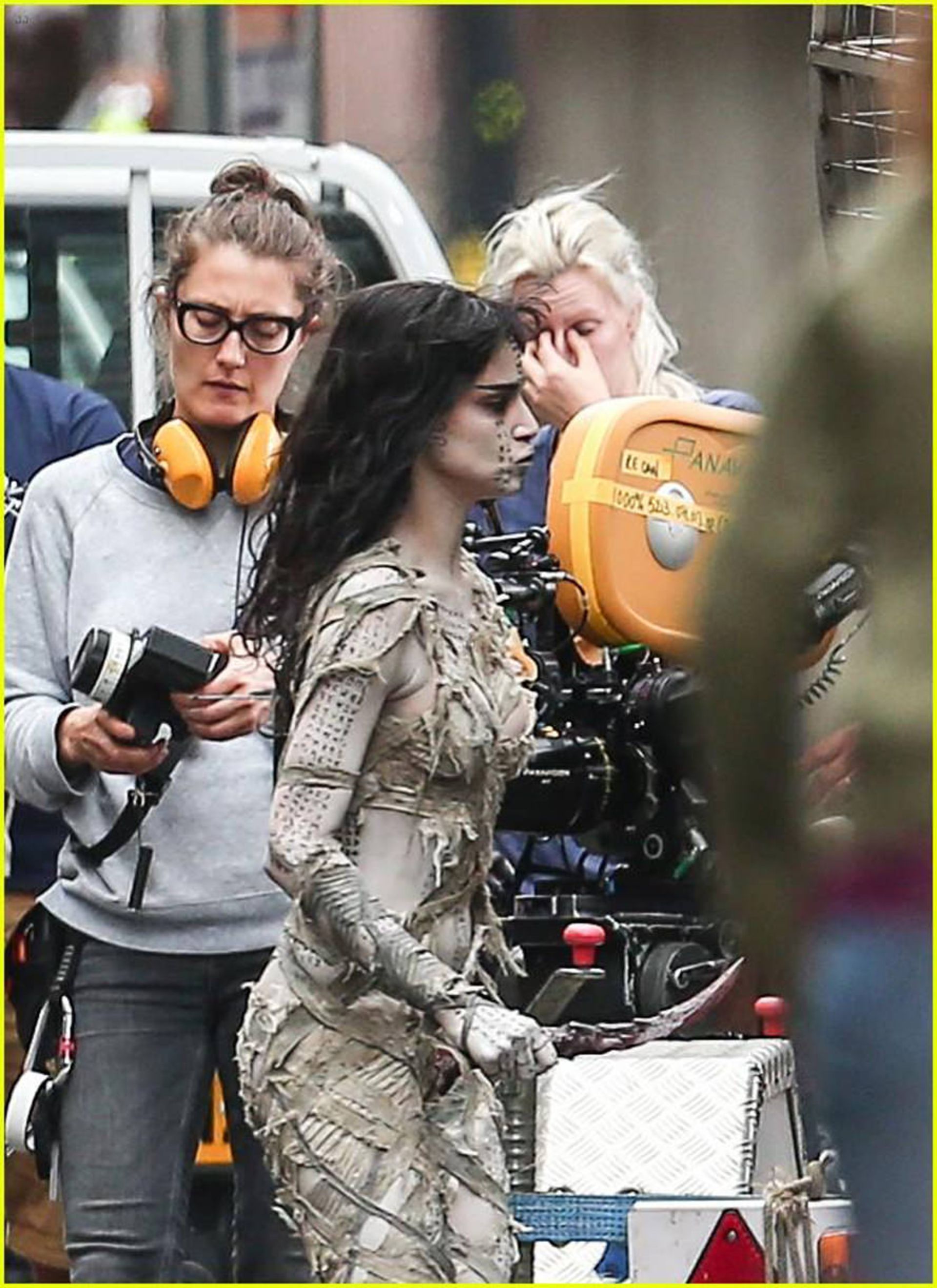 2016-07-sofia-boutella-films-the-mummy-in-full-costume-makeup-07