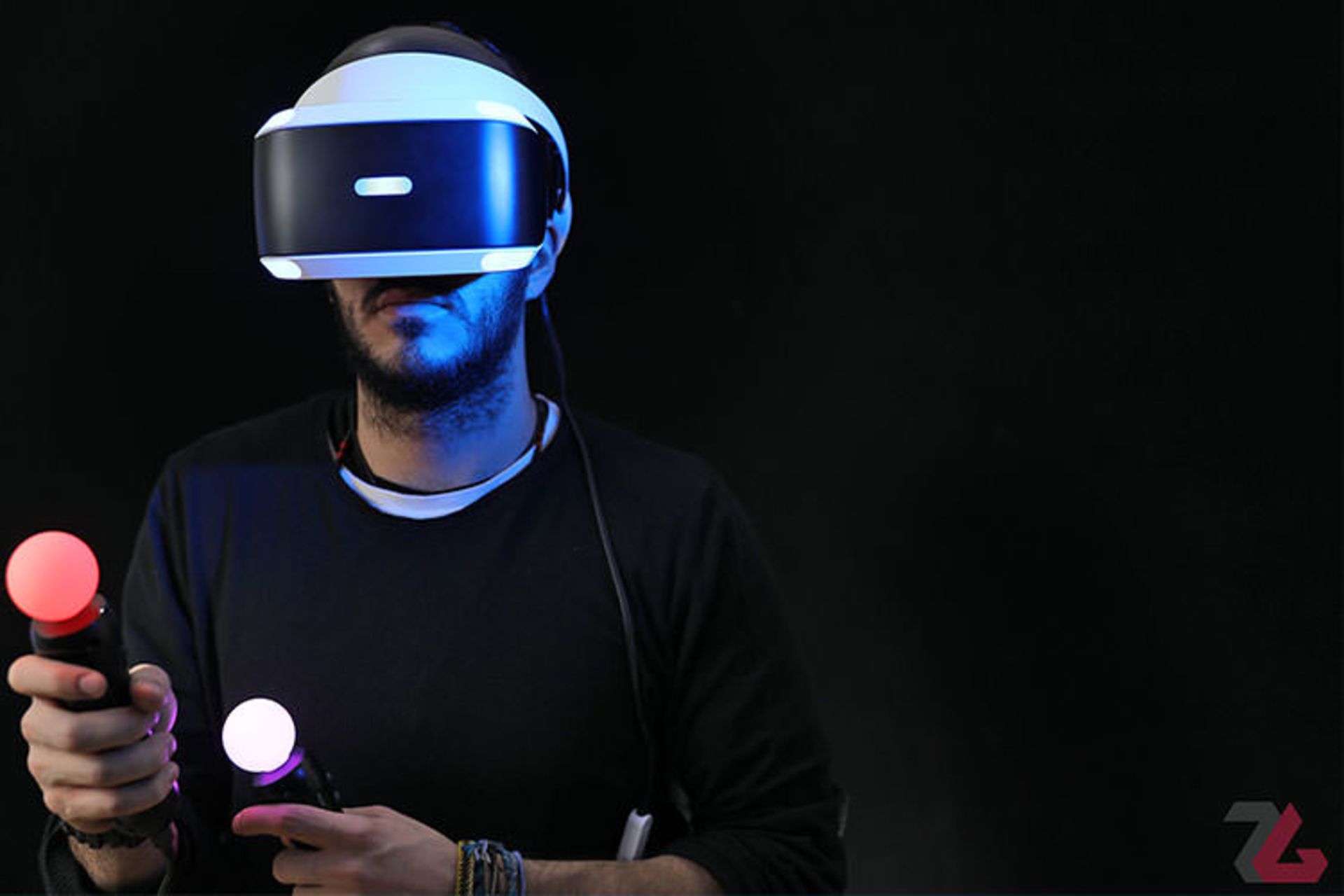 نادر امرائی در حال تجربه PlayStation VR