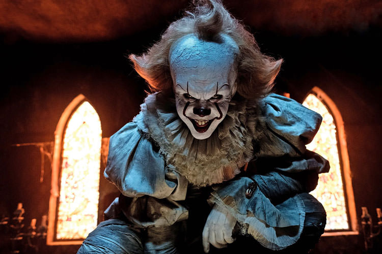 It uslubidagi keksa yalangoch ayolning fotosurati