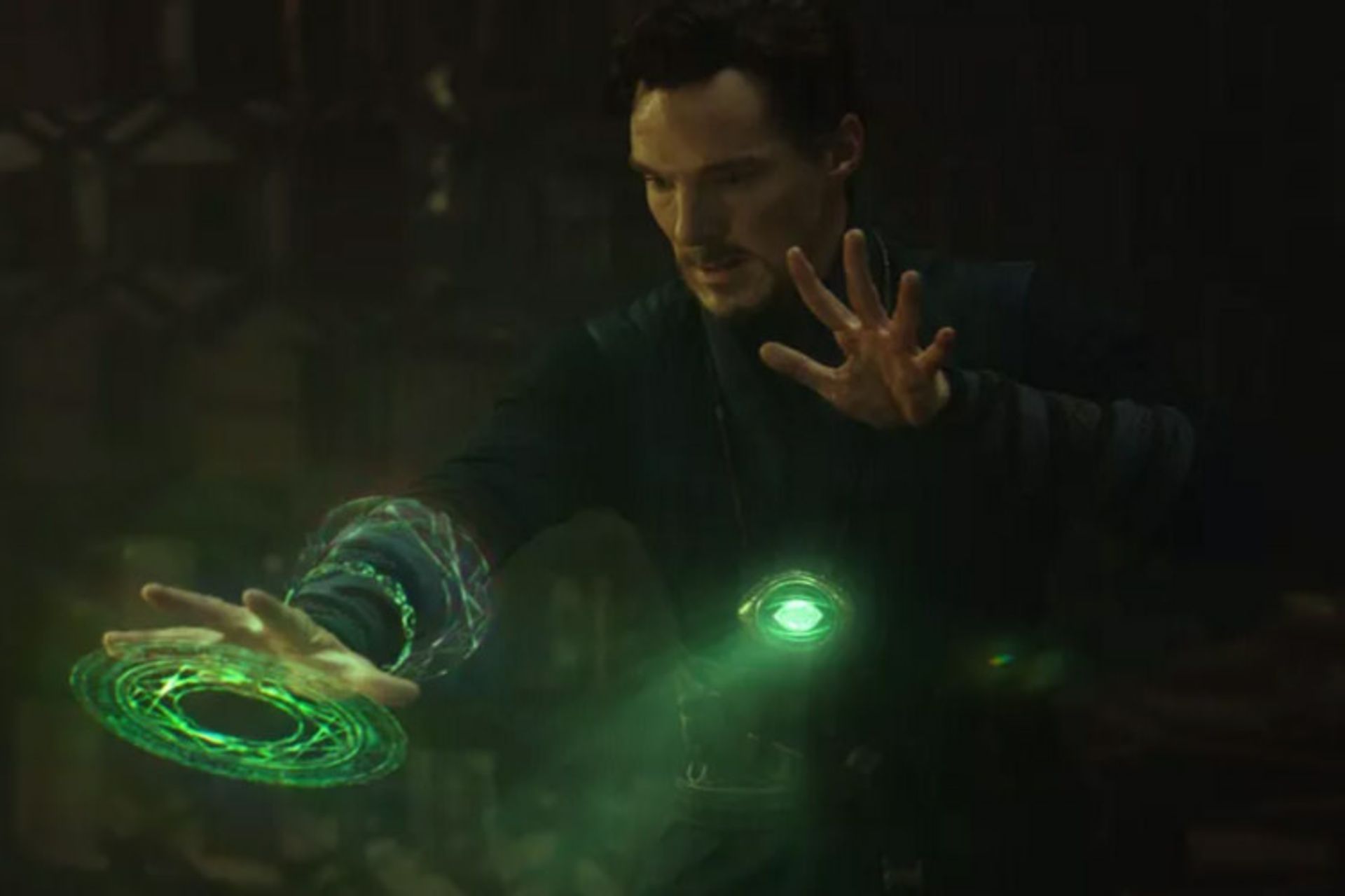 بندیکت کامبربچ در حال استفاده از سنگ زمان در فیلم Doctor Strange 