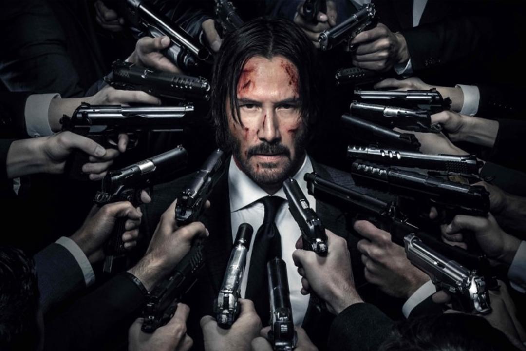 صورت شخصیت جان ویک در میان چندین اسلحه John Wick: Chapter 2