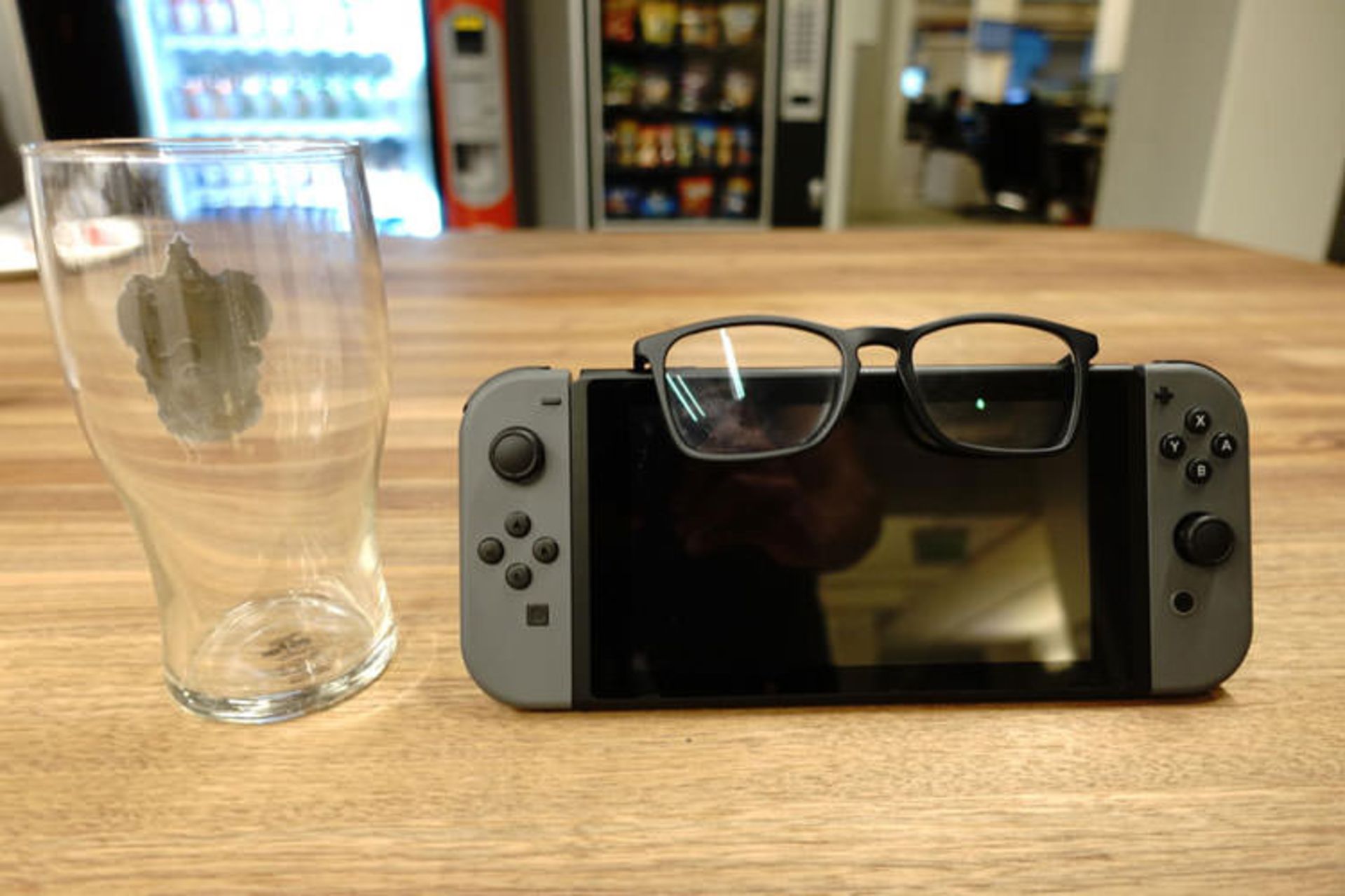 Switch vs. glasses ©Gamespot 