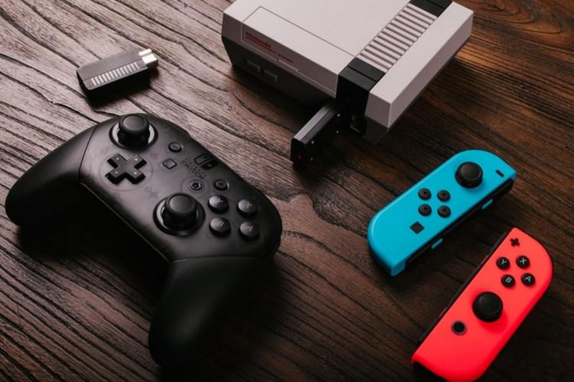 کنسول NES Classic Edition و کنترلرهای نینتندو سوییچ