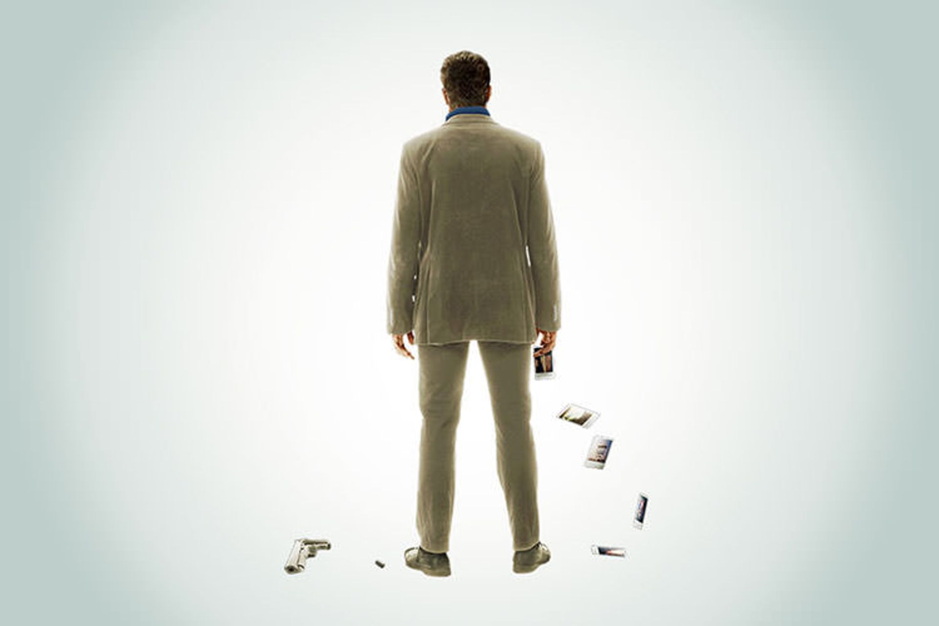 گای پیرس در حال ریختن عکس‌ها در فیلم memento/ممنتو