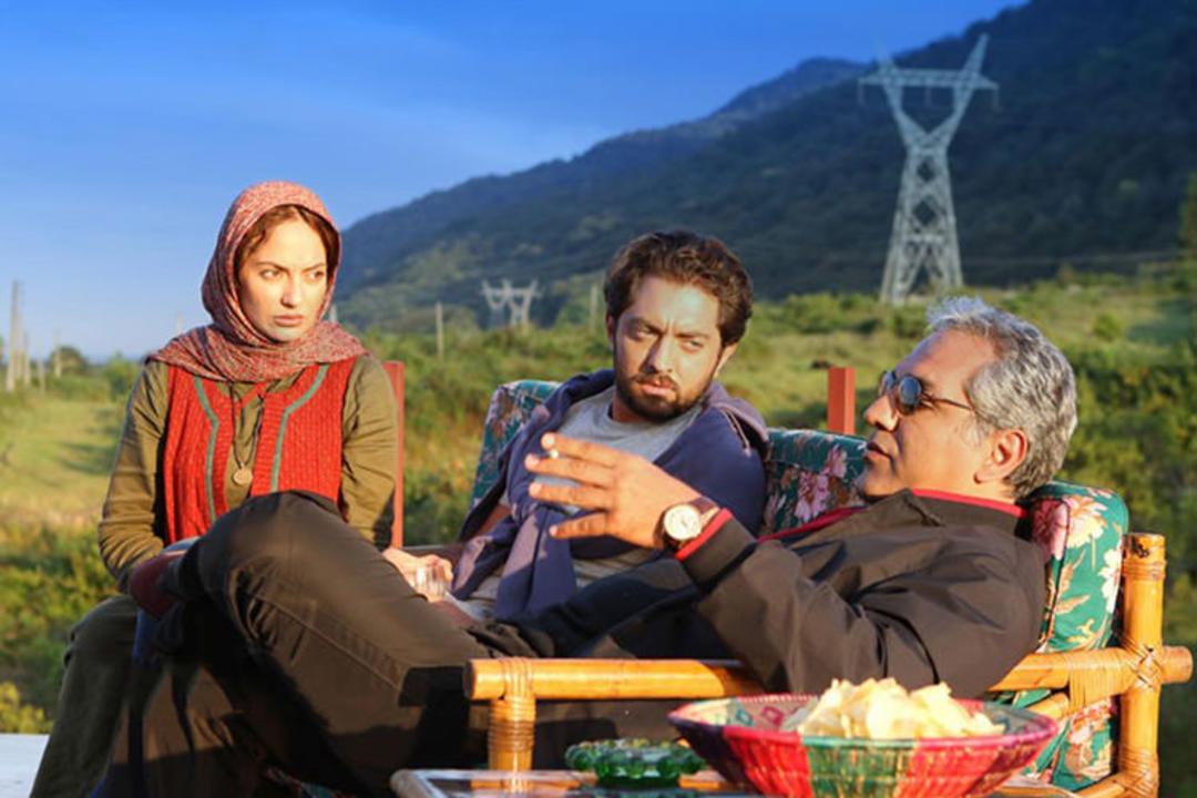 مهران مدیری (Mehran Modiri) و بازیگران در فضای باز در حال گفت‌و‌گو