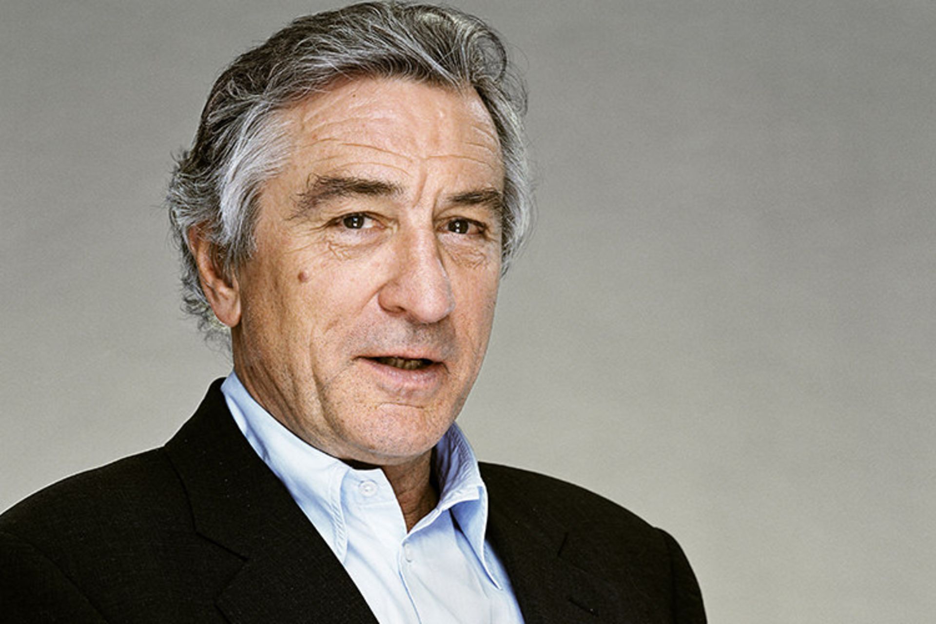 Robert De Niro با کت مشکی و پیراهن سفید