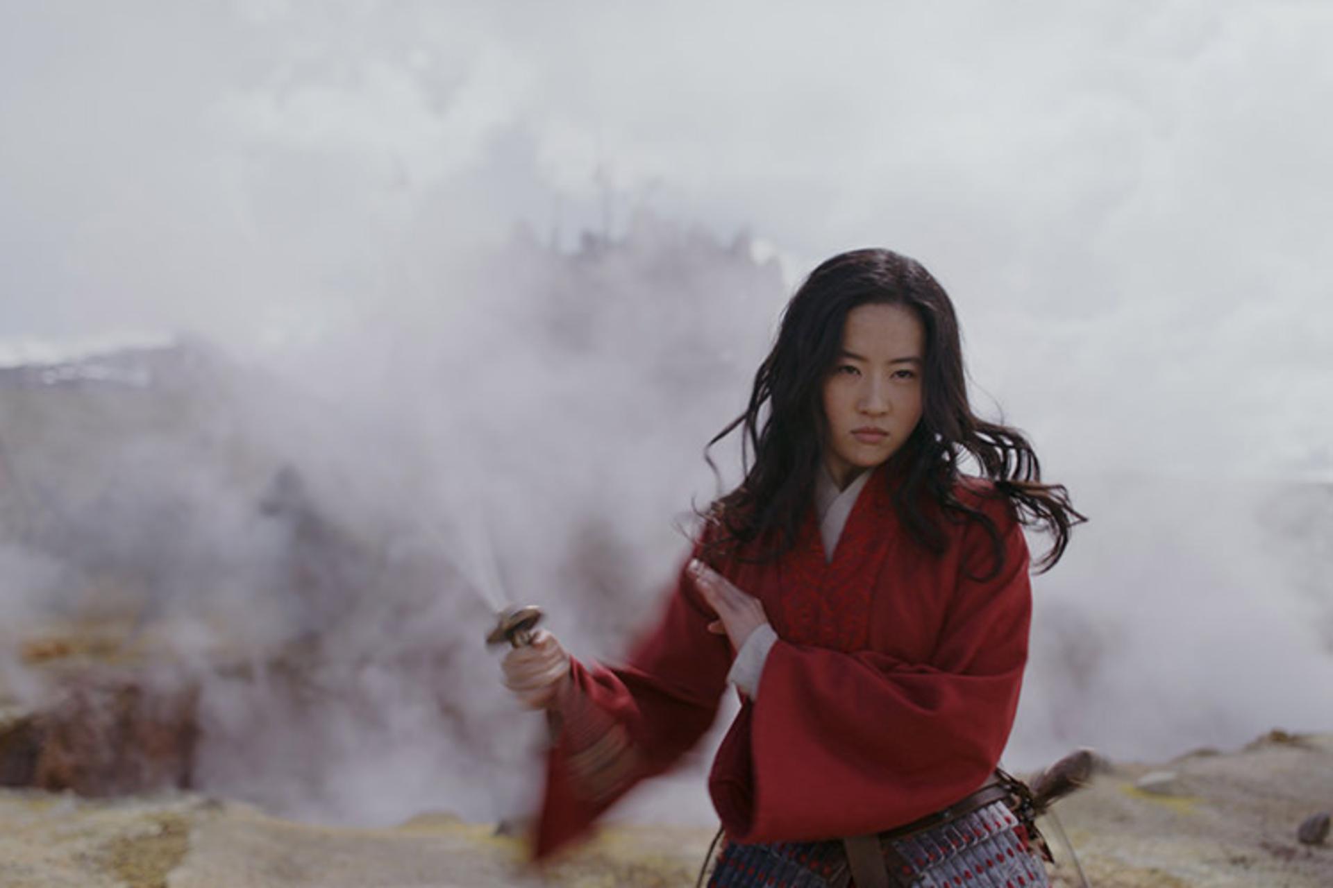 مولان در حال چرخاندن شمشیر در فیلم Mulan