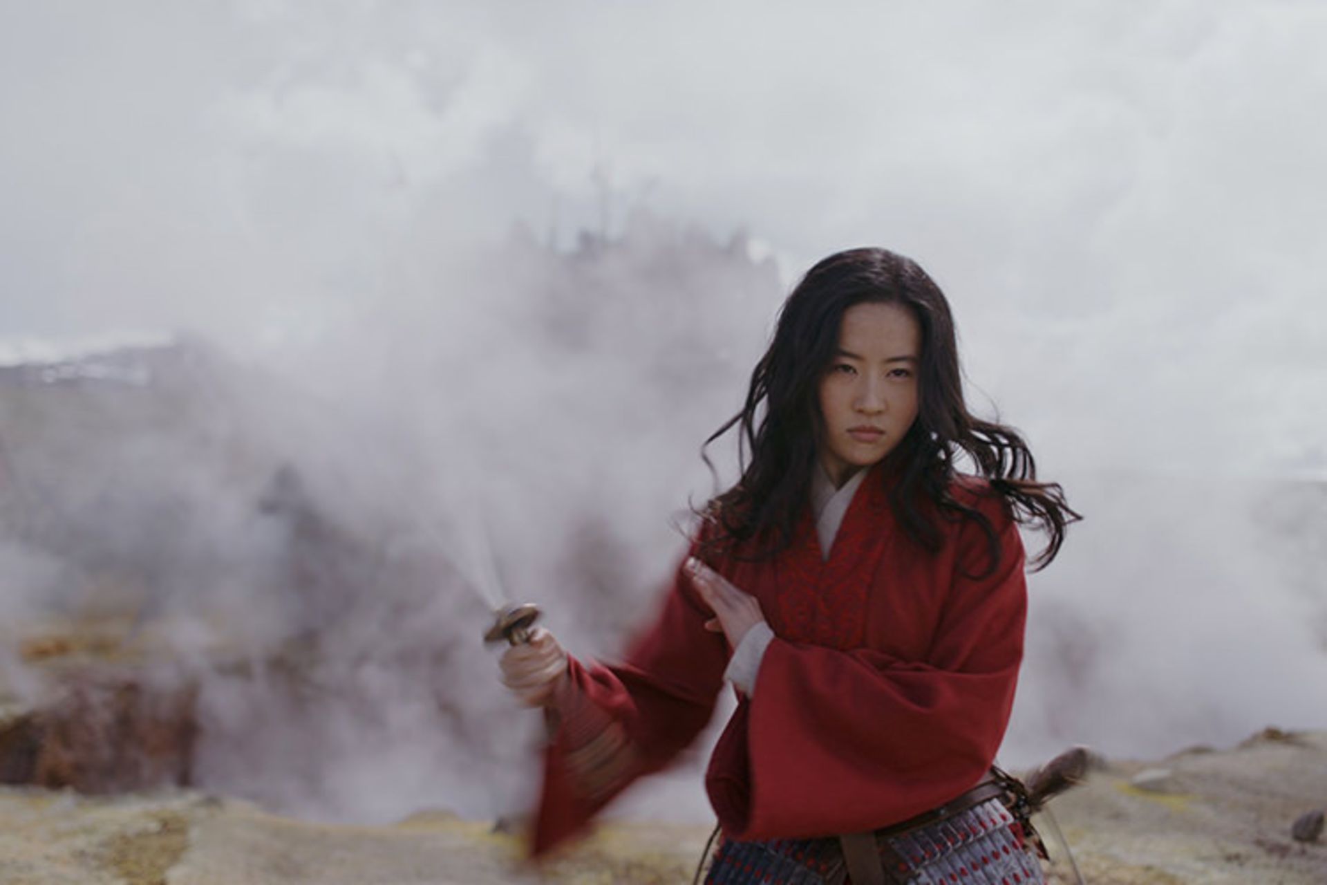 مولان در حال چرخاندن شمشیر در فیلم Mulan