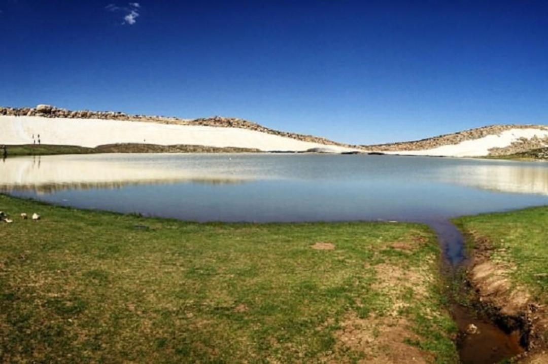 دریاچه و کوه برم سپیدان شیراز