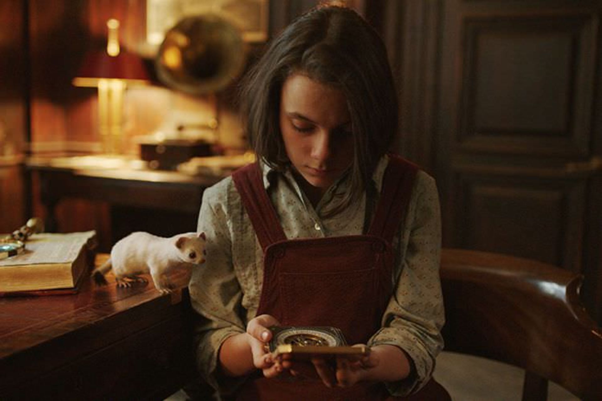 لایرا در فصل اول سریال His Dark Materials با بازی معرکه دافنه کین کنار یک موش کوچک سفید