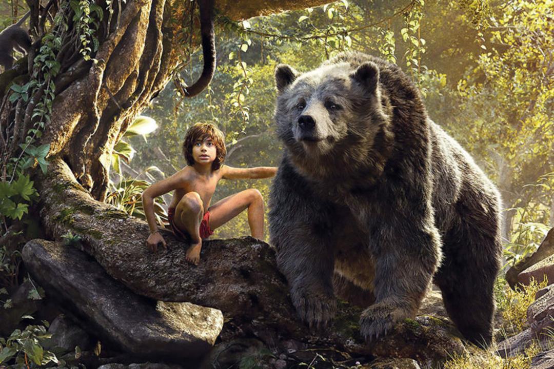موگلی روی درخت نشسته است در فیلم jungle book
