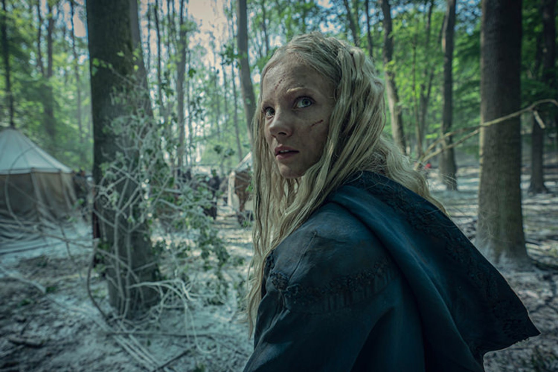 فریا آلن در نقش سیری در حال فرار در جنگل در فصل اول سریال The Witcher / ویچر