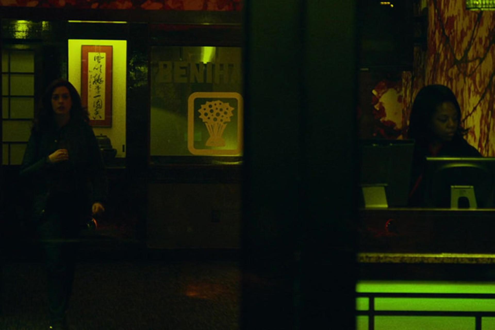 آن هاتاوی در نمایی از فیلم Dark Waters