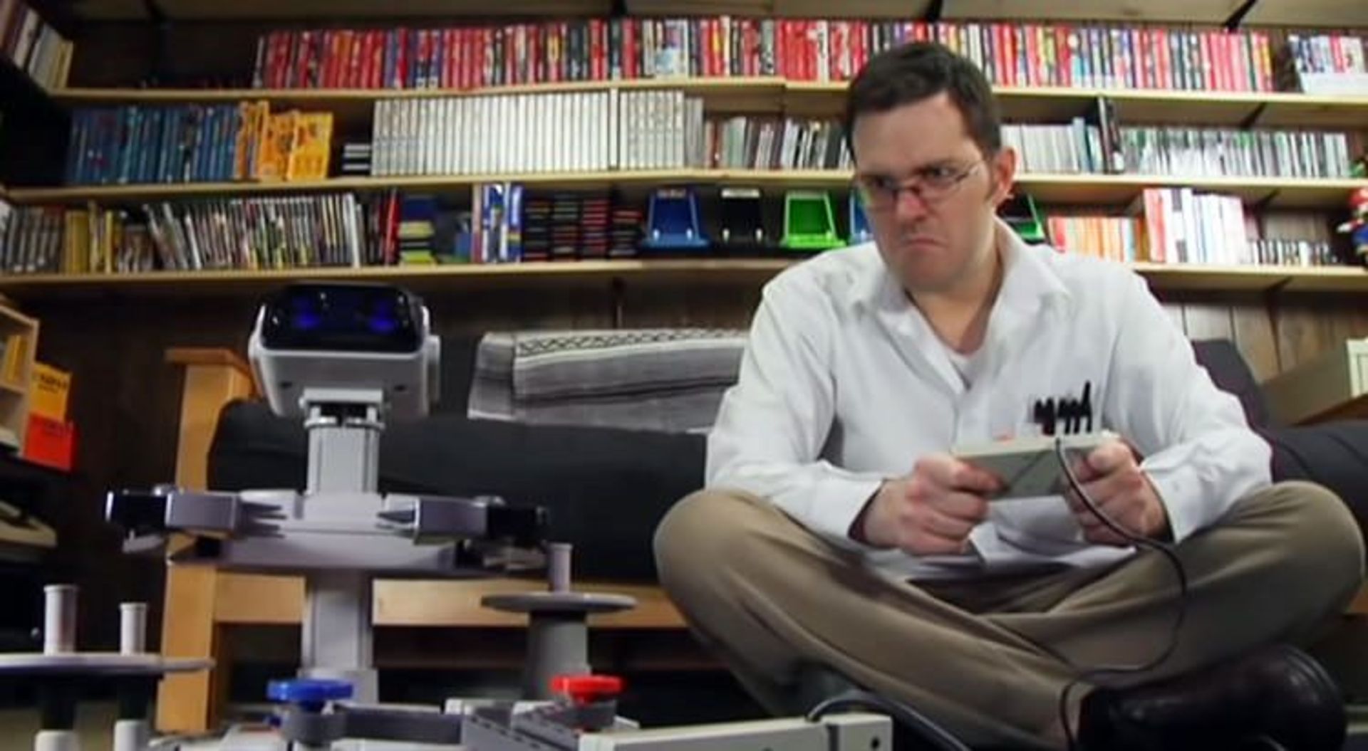 Angry Video Game Nerd در کنار R.O.B