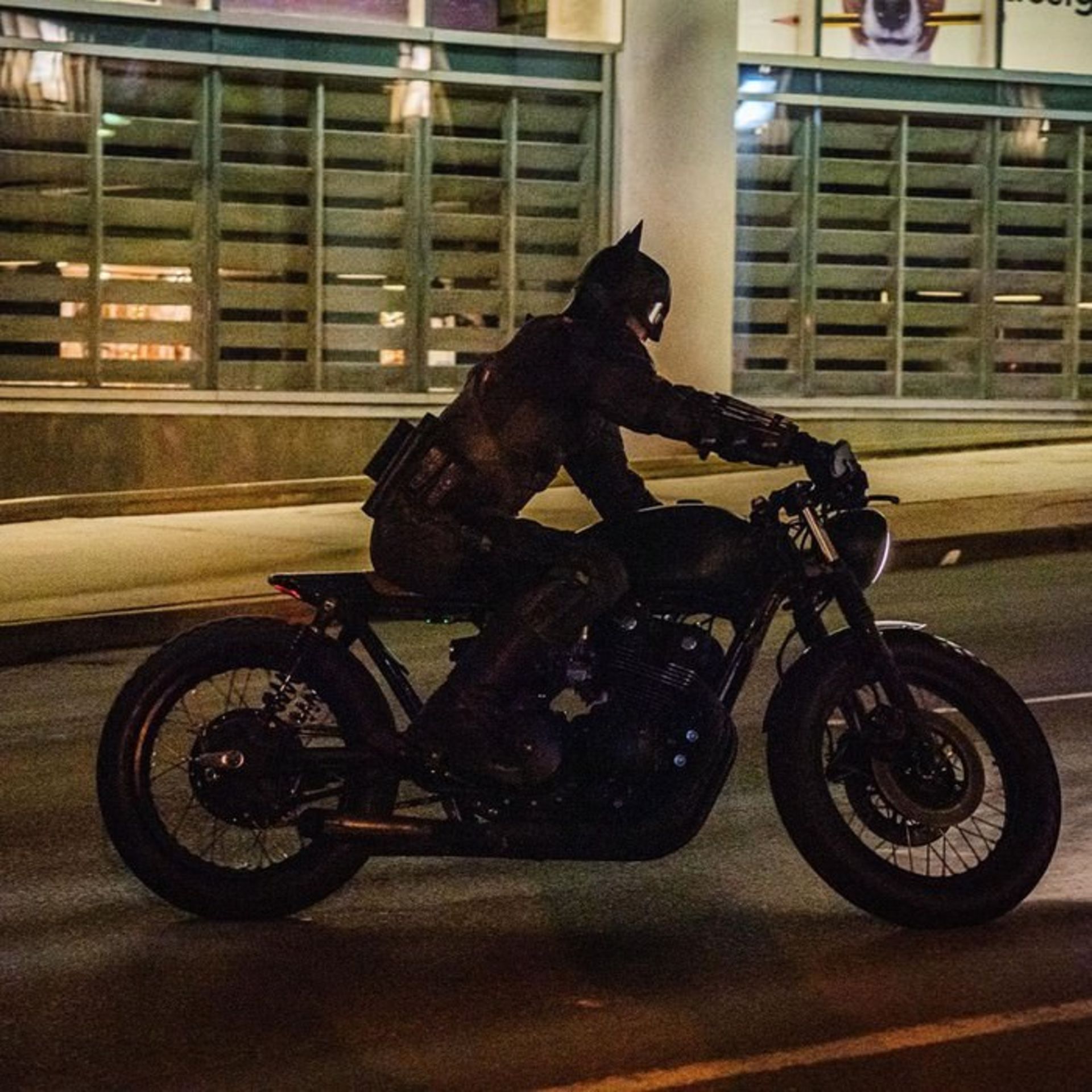 زوئی کراویتز در خیابان‌های گاتهام در فیلم The Batman