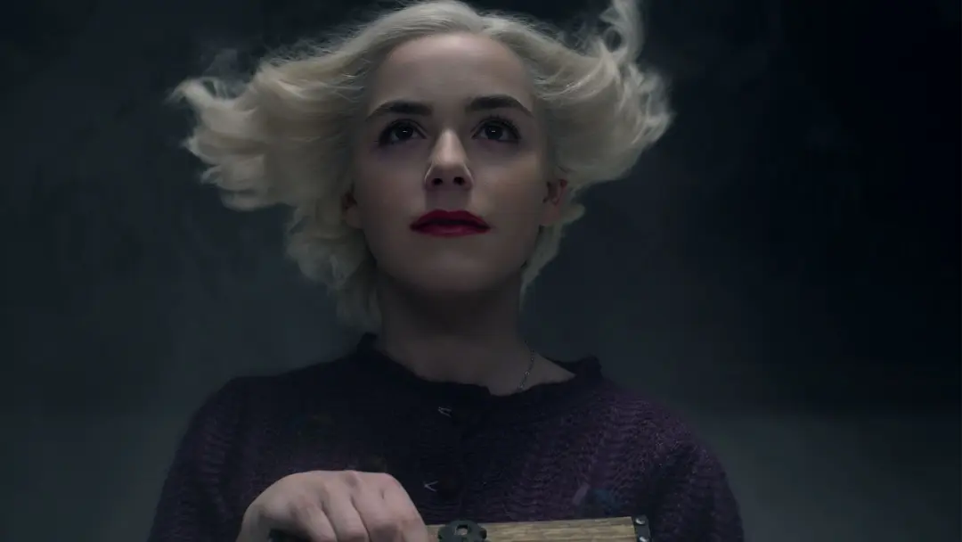 کرنان شیپکا در نقش سابرینا اسپلمن در فصل چهارم و پایانی سریال Chilling Adventures of Sabrina