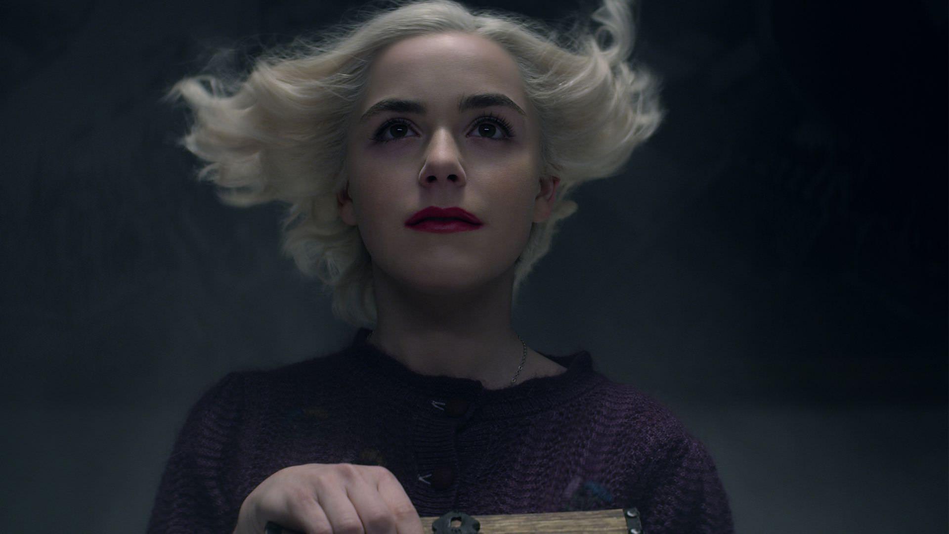 کرنان شیپکا در نقش سابرینا اسپلمن در فصل چهارم و پایانی سریال Chilling Adventures of Sabrina