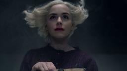 کرنان شیپکا در نقش سابرینا اسپلمن در فصل چهارم و پایانی سریال Chilling Adventures of Sabrina