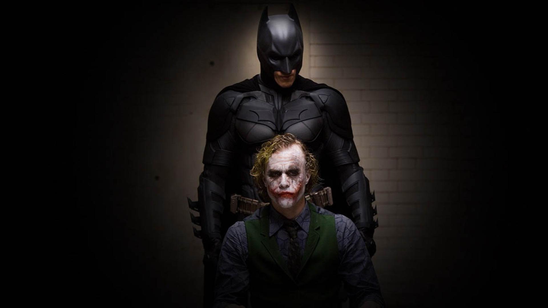 شخصیت بتمن با بازی کریستین بیل و جوکر با بازی هیث لجر در فیلم the dark knight 2008
